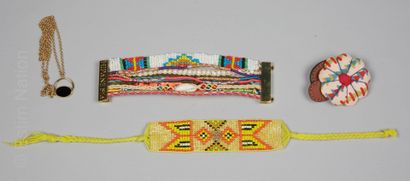 IMAI, IPANEMA, ANONYME
COLLIER en métal doré...