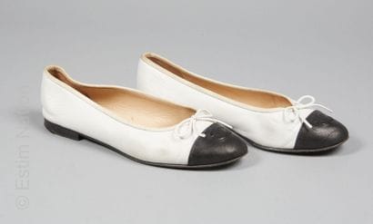CHANEL
PAIRE DE BALLERINES bicolores en agneau...