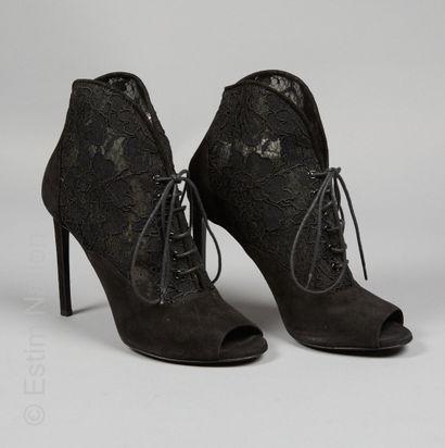 SAINT LAURENT
PAIRE DE BOOTS à bouts ouverts...