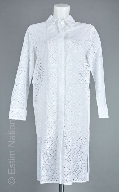 LOUIS VUITTON
ROBE CHEMISE en dentelle anglaise...