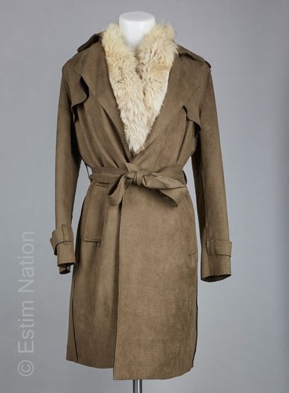 ANONYME
TRENCH PELISSE en suédine kaki agrémenté...