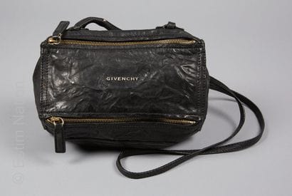 GIVENCHY
SAC en cuir vieilli noir agrémenté...