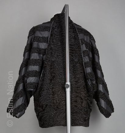 ZOBELOT
VESTE en breitschwanz et cuir travaillé...