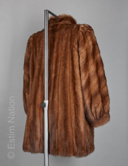 ANONYME Vintage 
MANTEAU en vison allongé...