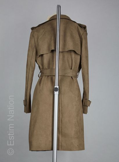 ANONYME
TRENCH PELISSE en suédine kaki agrémenté...