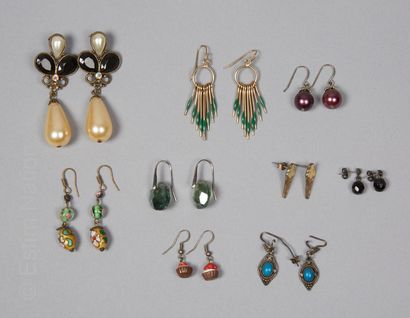 ANONYME
DIX PAIRES DE PENDANTS ET BOUCLES...