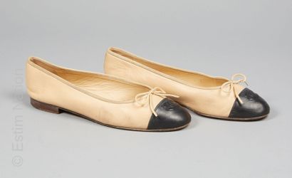 CHANEL
PAIRE DE BALLERINES en agneau bicolore...