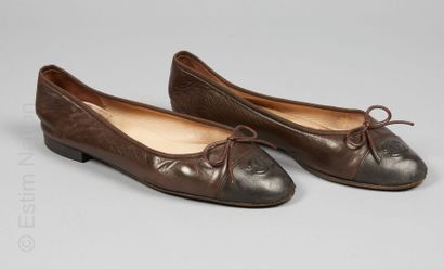 CHANEL
PAIRE DE BALLERINES en cuir bicolore...