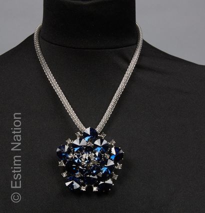 COLLIER ET PENDENTIF
Collier en métal à maille...