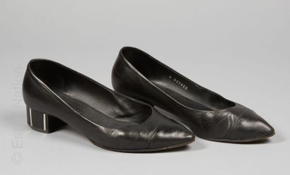 CHANEL
PAIRE DE BALLERINES à talons en cuir...
