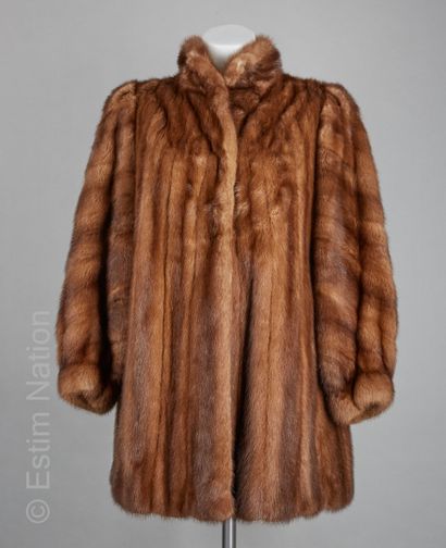 ANONYME Vintage 
MANTEAU en vison allongé...