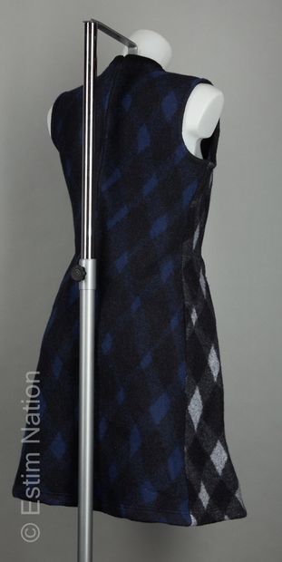 KENZO
ROBE en épais lainage figurant un motif...
