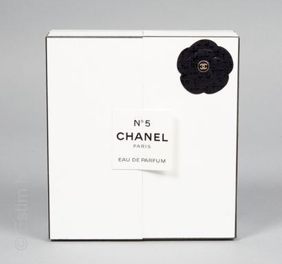 CHANEL
COFFRET contenant un flacon d'eau...