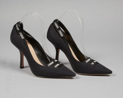 CHRISTIAN DIOR
PAIRE D'ESCARPINS tissés noir...