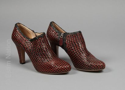PRADA
PAIRE DE SOULIERS en cuir tressé bicolore...