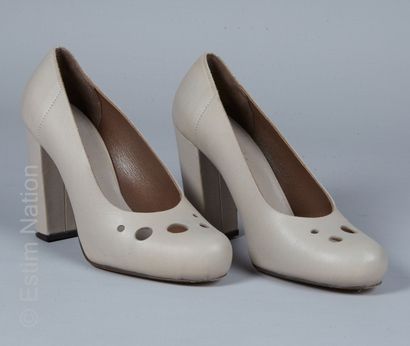 MARNI
PAIRE D'ESCARPINS en cuir gris ajouré...