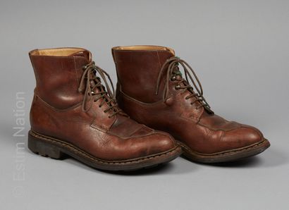 HESCHUNG
PAIRE DE BOTTINES en cuir chocolat...