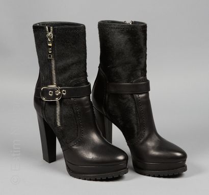 CHRISTIAN DIOR
PAIRE DE BOTTES à plateformes...