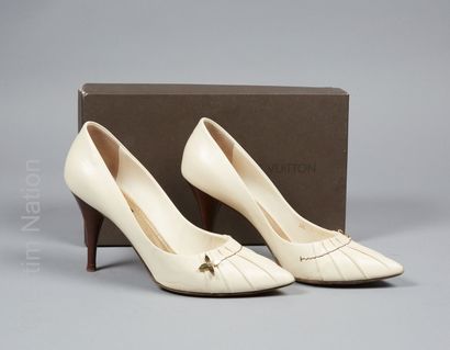 LOUIS VUITTON
PAIRE D'ESCARPINS 