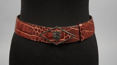 CELINE
LARGE CEINTURE en alligator agrémentée...