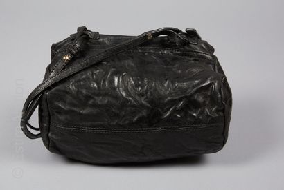 GIVENCHY
SAC en cuir vieilli noir agrémenté...