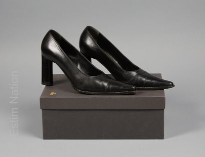 FENDI
PAIRE D'ESCARPINS pointus en cuir grainé...