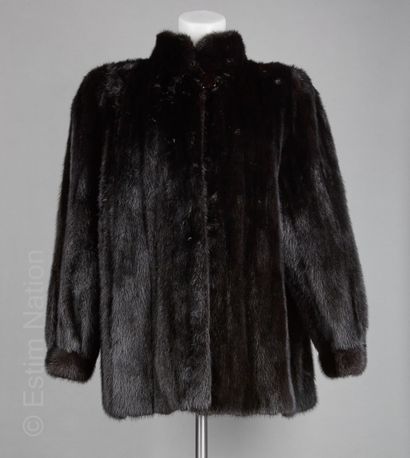 ANONYME Vintage 
MANTEAU 3/4 en vison lustré...