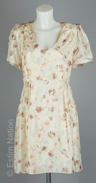 ANONYME
DEUX ROBES à petites manches : la...