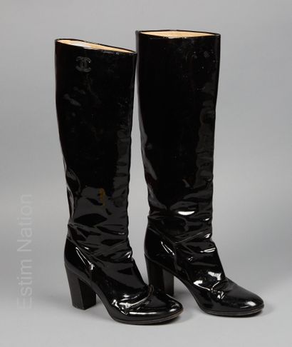 CHANEL
PAIRE DE BOTTES en cuir verni noir...