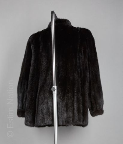 ANONYME Vintage 
MANTEAU 3/4 en vison lustré...