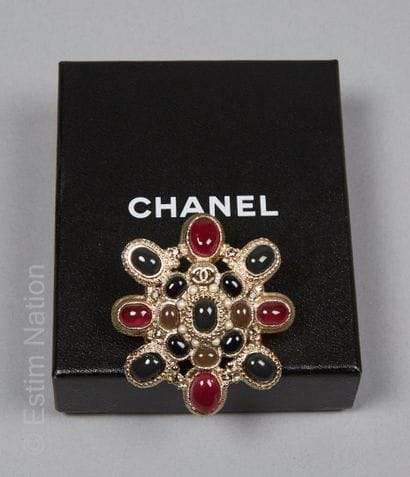 CHANEL (2011)

IMPORTANTE BROCHE en métal...