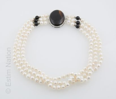 COLLIER TROIS RANGS 
Necklace with three...