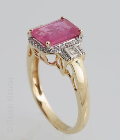 BAGUE EN OR DE DEUX COULEURS, SAPHIR ET ZIRCONS
Bague...