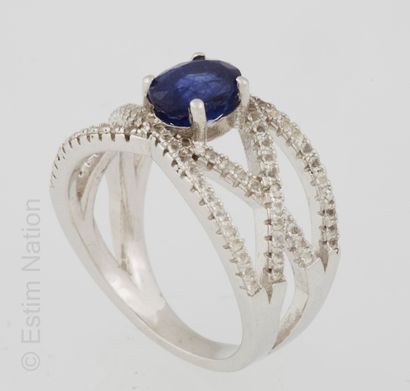 BAGUE ARGENT, SAPHIR ET TOPAZES
Silver ring...