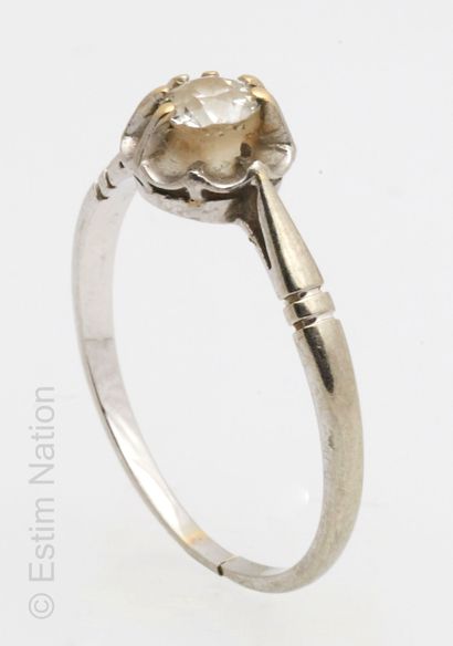 Solitaire ring in platinum above 800°/00...