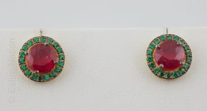 PENDANTS D'OREILLES VERMEIL, RUBIS ET TSAVORITES
Pair...