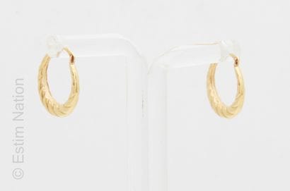 CREOLES OR
Pair of twisted yellow gold wire...