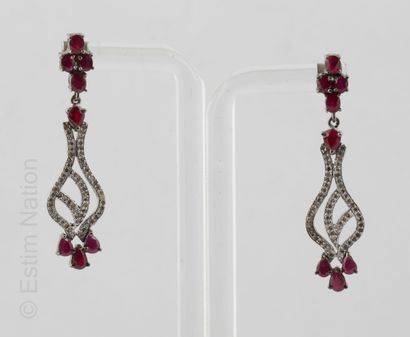 PENDANTS D'OREILLES ARGENT, RUBIS ET DIAMANTS
Paire...