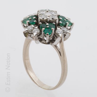 BAGUE DIAMANTS EMERAUDES
Star ring in 18K...