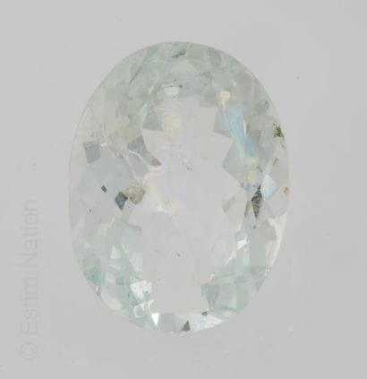 AIGUE- MARINE SUR PAPIER
An oval faceted...