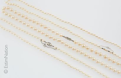 COLLIERS DE PERLES
Necklace of cultured pearls....