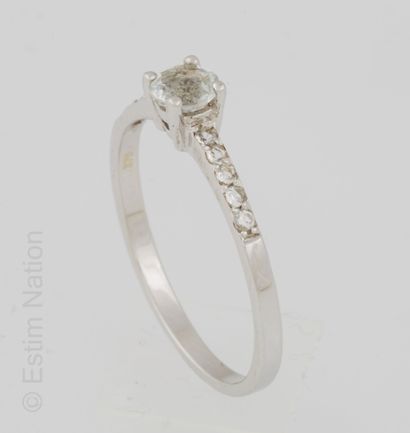 BAGUE OR GRIS ET TOPAZE
Solitaire ring in...