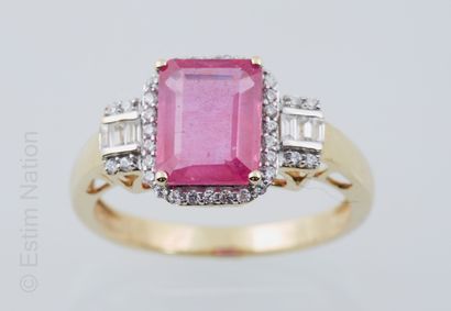 BAGUE EN OR DE DEUX COULEURS, SAPHIR ET ZIRCONS
Bague...