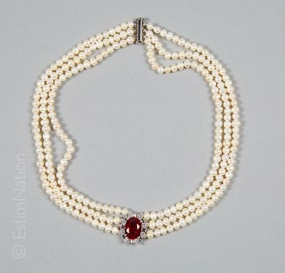 COLLIER PERLES
Collier composé de trois rangs...