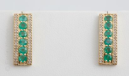BOUCLES D'OREILLES VERMEIL, ÉMERAUDES ET...