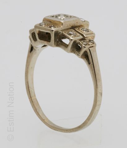 BAGUE ART DÉCO
Art Deco stepped ring in 18K...