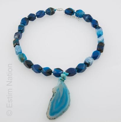 COLLIER AGATE
Necklace in tinted agate holding...