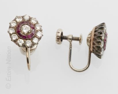 BOUCLES D'OREILLES DIAMANTS
Pair of daisy-shaped...