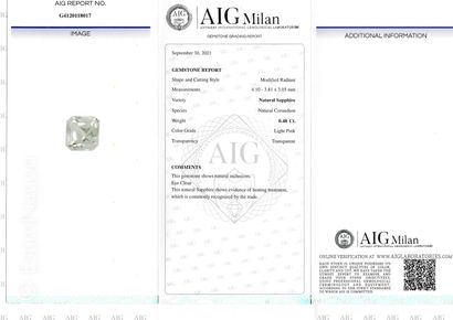 SAPHIR SOUS SCELLÉ ET CERTIFICAT
Un saphir...