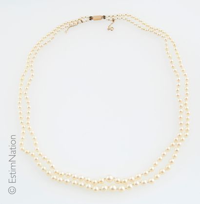 COLLIER PERLES
Necklace composed of two rows...